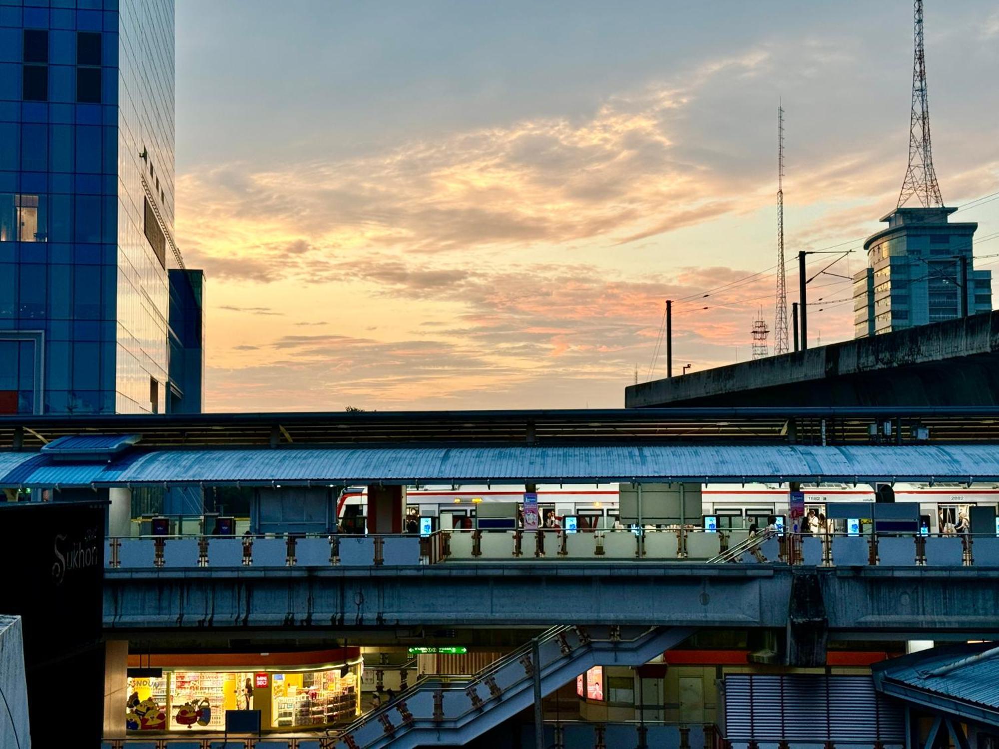 Avalan Phayathai Airport Link Банкок Екстериор снимка